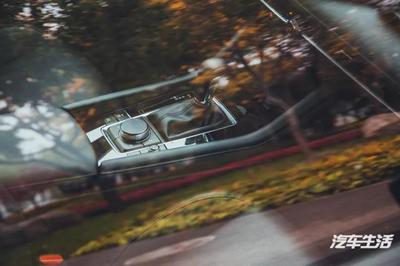 和姑娘一起坐在次世代Mazda 3里,聊点啥才不尴尬?丨试驾